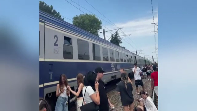 Probleme pe calea ferată București - Constanța. Mai multe trenuri au staționat din cauza unui incendiu de vegetație