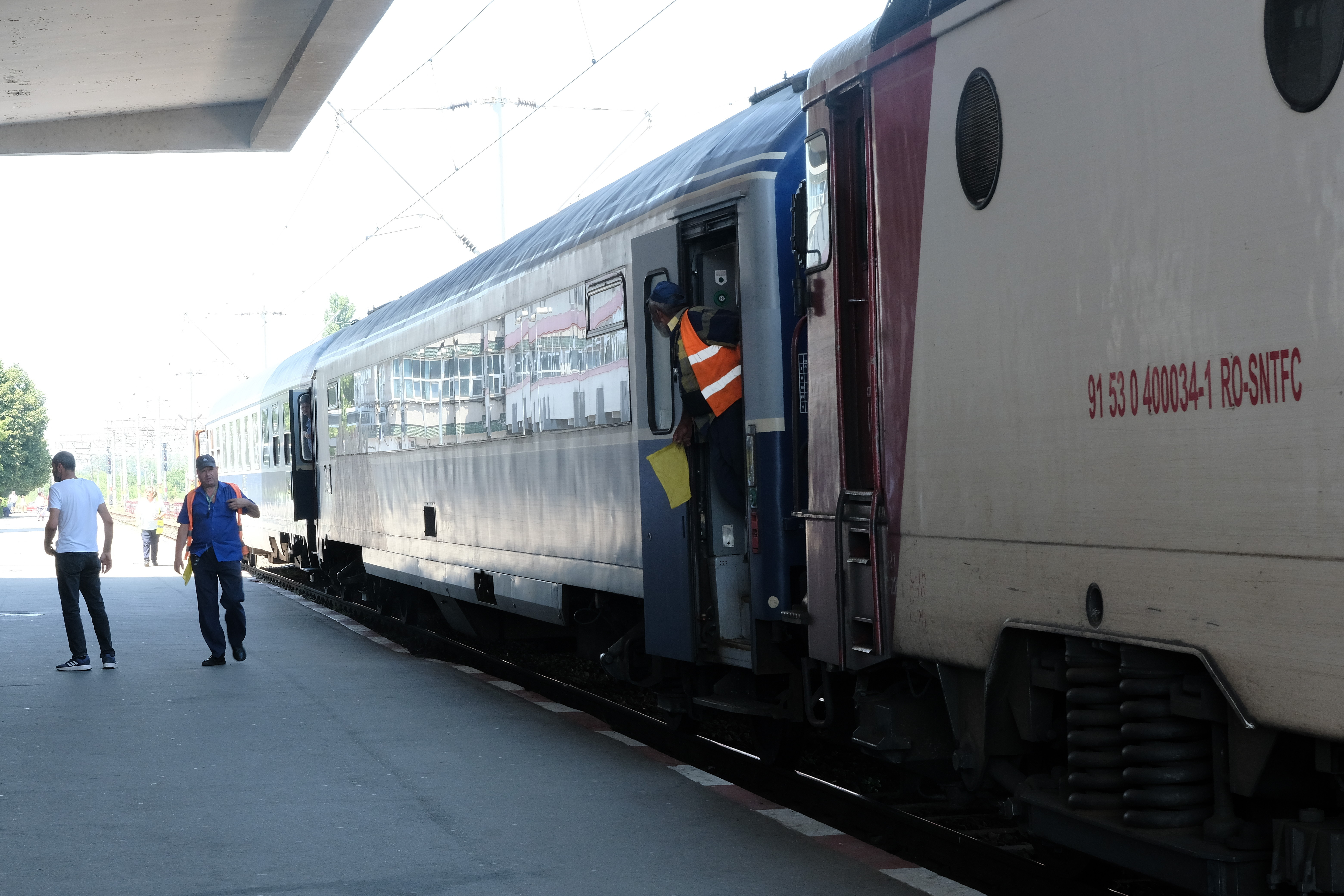 Sute de minute întârziere înregistrate de 2 trenuri CFR. Un tren de marfă a rupt linia de contact în urma unei defectări