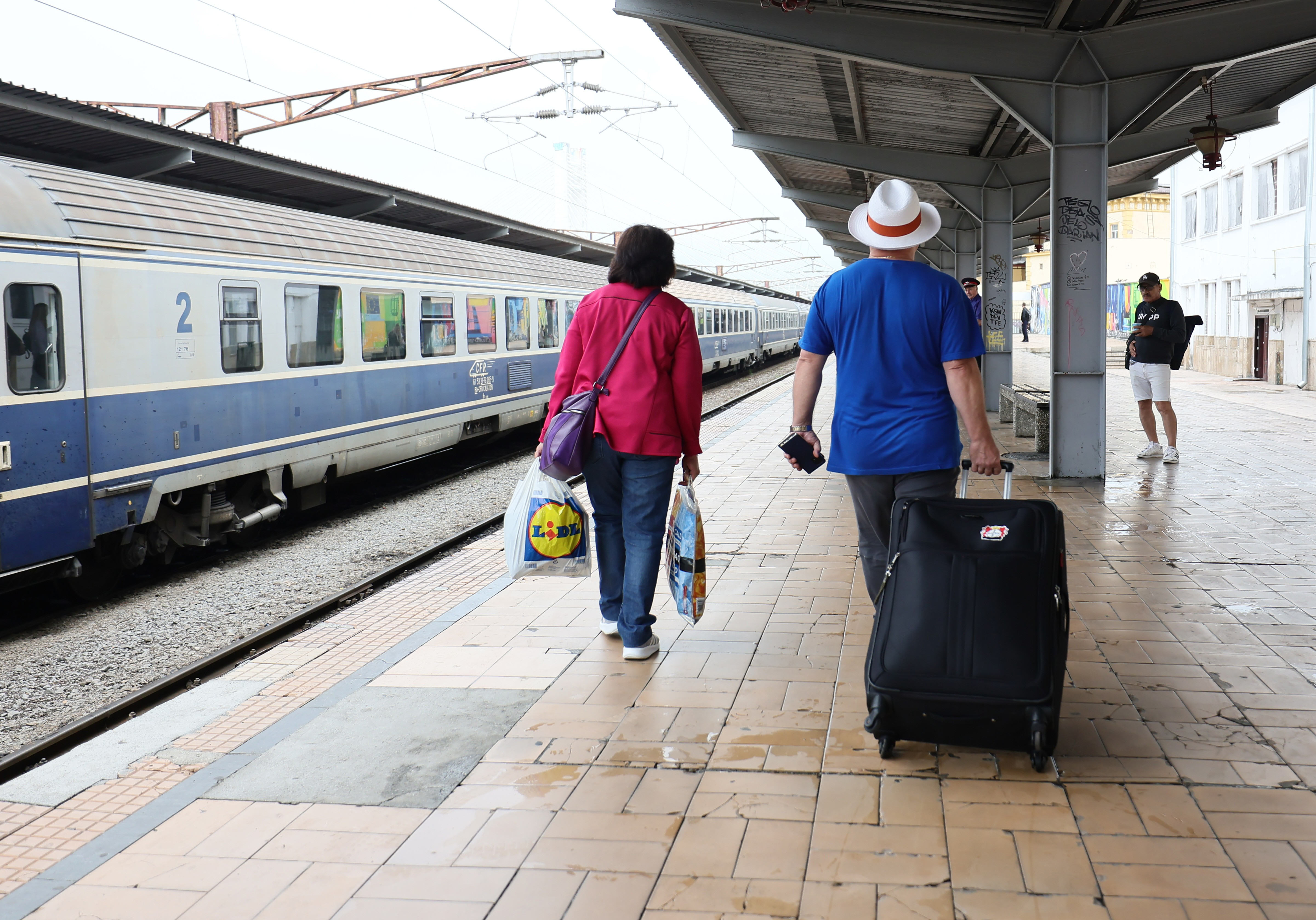 Iadul din tren. Ca melcul pe căile ferate române, la 41 de grade la umbră