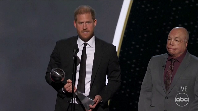 Prințul Harry, susținut de soția sa, a primit un premiu Pat Tillman. Trofeul i-a fost oferit de veterani de război