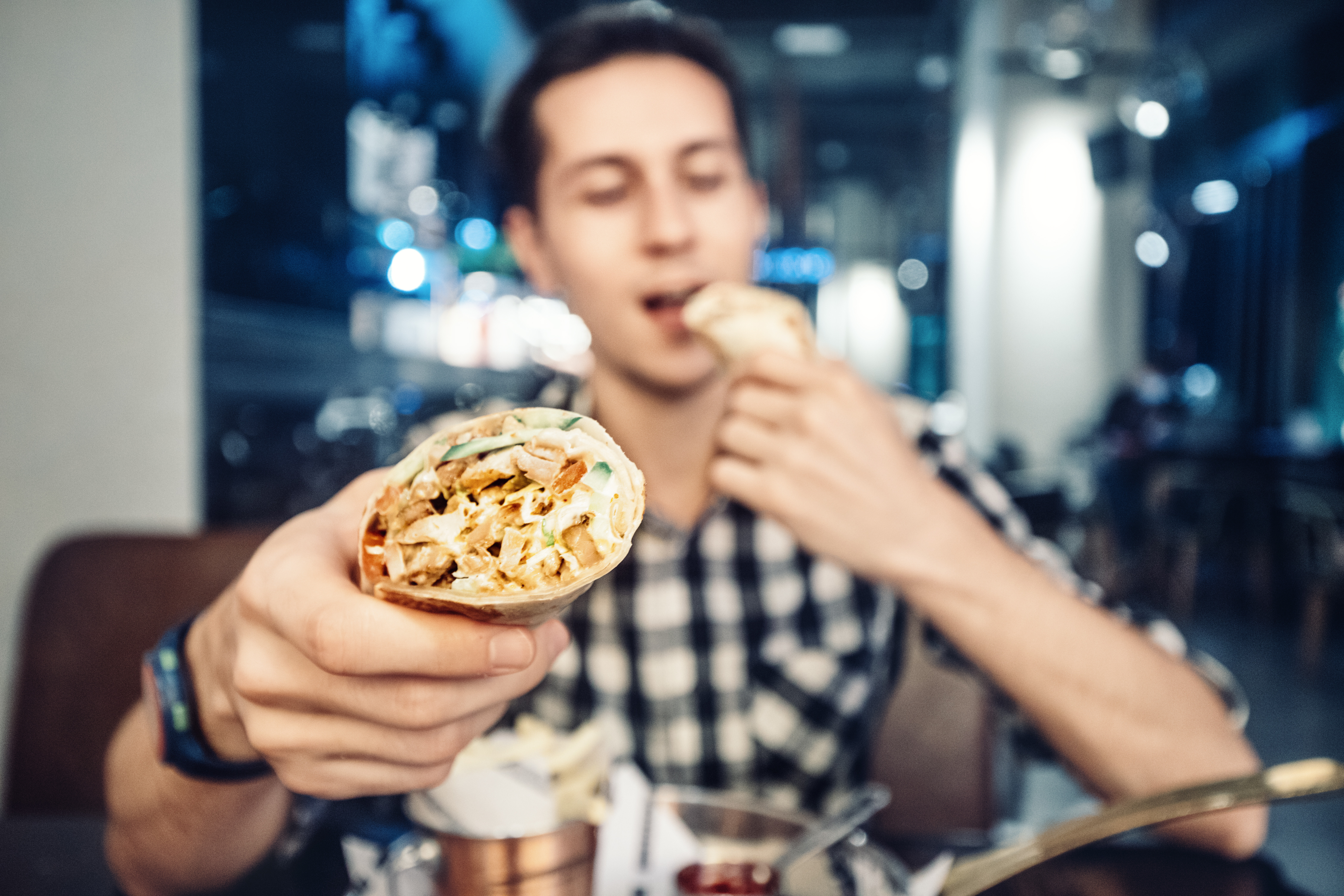 Cum au ajuns românii cei mai mari consumatori de shaorma din 23 de state. Un bucureștean a făcut anul trecut 349 de comenzi