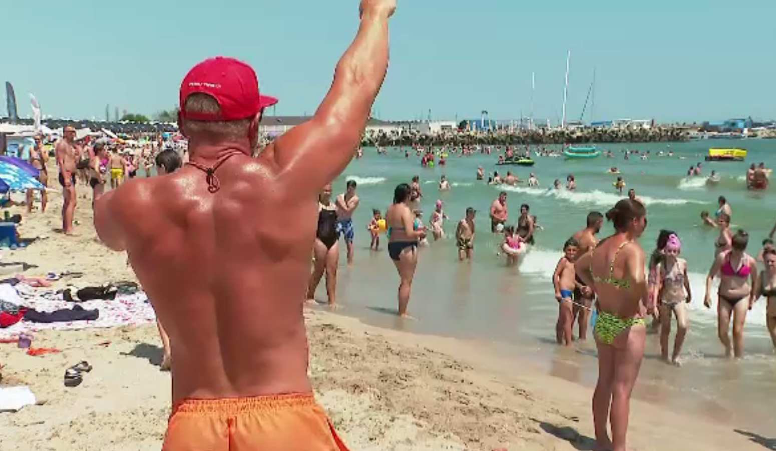 Un bărbat a murit înecat în Eforie Nord, după ce „s-a luptat” toată ziua cu salvamarii ca să se arunce în valuri