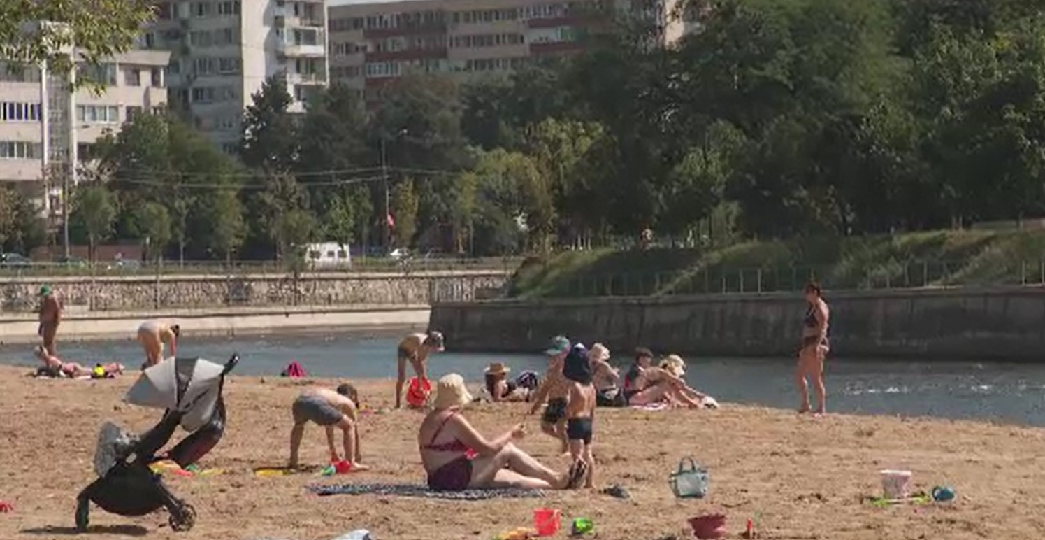 Plajele urbane încep să devină populare în România. Orașul în care oamenii se răcoresc în râu