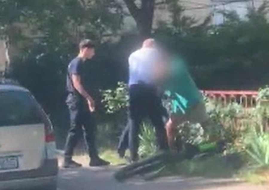 Un bătrân a traversat strada pe roșu, cu bicicleta, apoi s-a pus pe scandal. Ce le-a făcut polițiștilor care l-au văzut