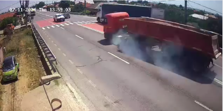 Un TIR a intrat pe contrasens și a spulberat două mașini, în Dolj. Accidentul a fost filmat. VIDEO