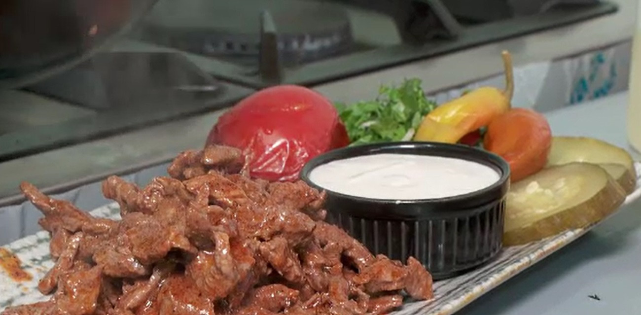 Preparatul culinar pe care românii îl iubesc la nebunie. Ziua în care s-au vândut 600 de porții pe oră