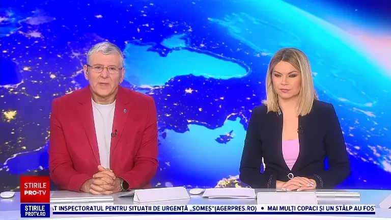 Un pui de barză ținut captiv în cuib de o plasă, salvat de pompierii din Botoșani. Localnicii au alertat autoritățile