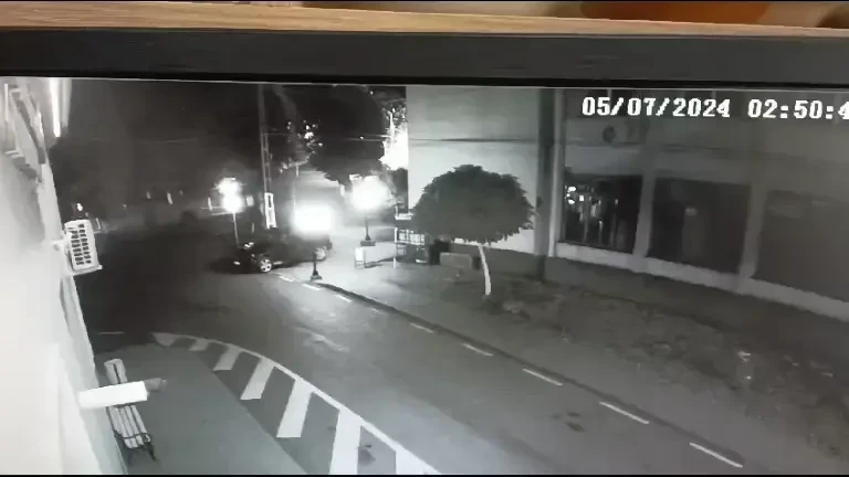 Momentul în care hoții au aruncat în aer bancomatul din Arad, cu un gaz special. Indivizii au fost prinși la graniță