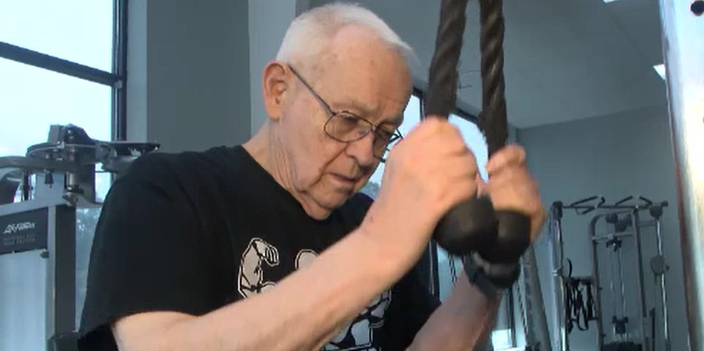 Vârsta este doar un număr. Cum a ajuns să arate un bătrân după 18 ani de mers la sala de forță. Orice culturist îl invidiază