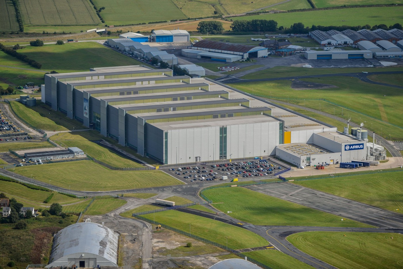 O mare companie a lansat un program de reducere a costurilor şi de îngheţare a numărului de angajaţi. Care este motivul