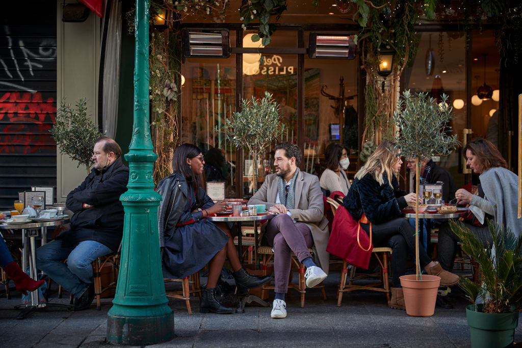 Doi influenceri au vrut să plătească cu „postări pe Instagram” consumația de la un restaurant. Reacția patronului | VIDEO