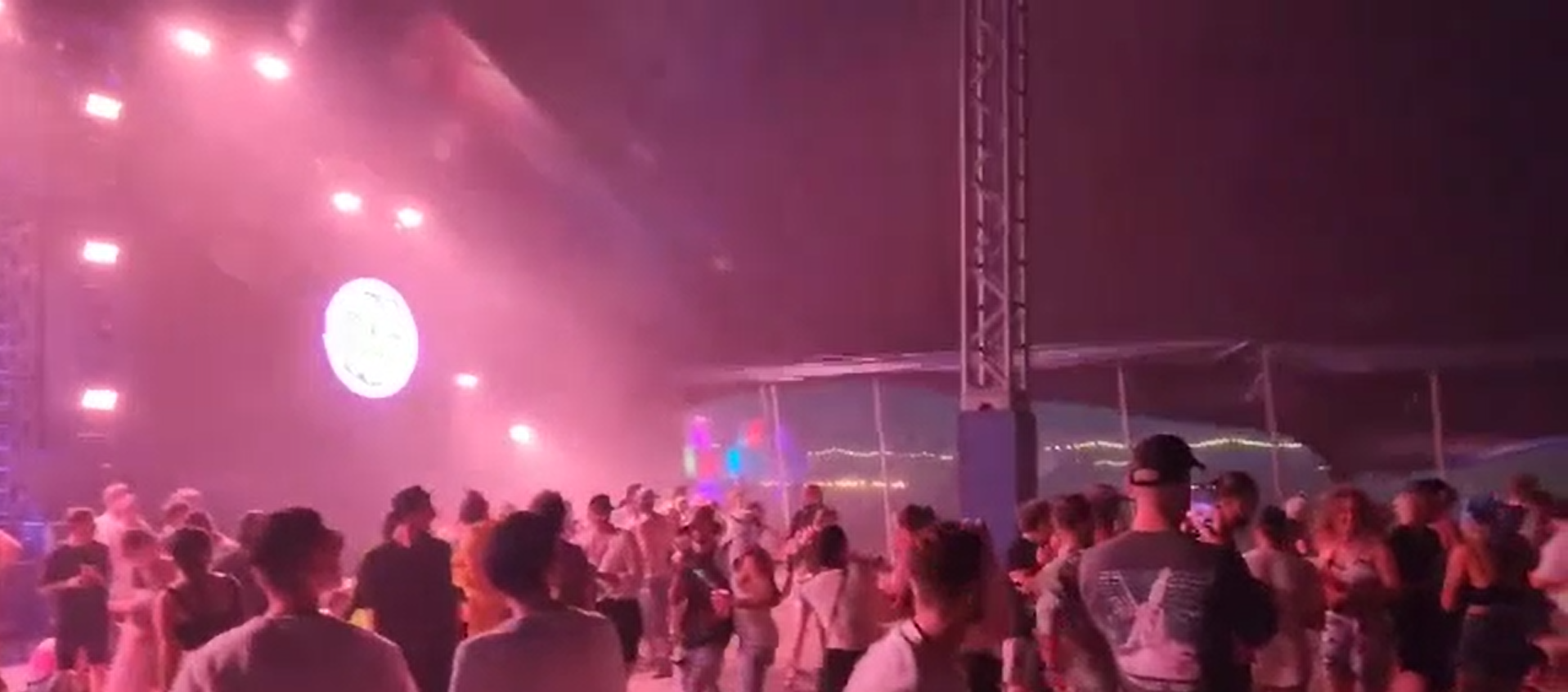 Momentul în care un cort de mari dimensiuni este spulberat de vijelie, în Slovacia. Opt oameni au ajuns la spital