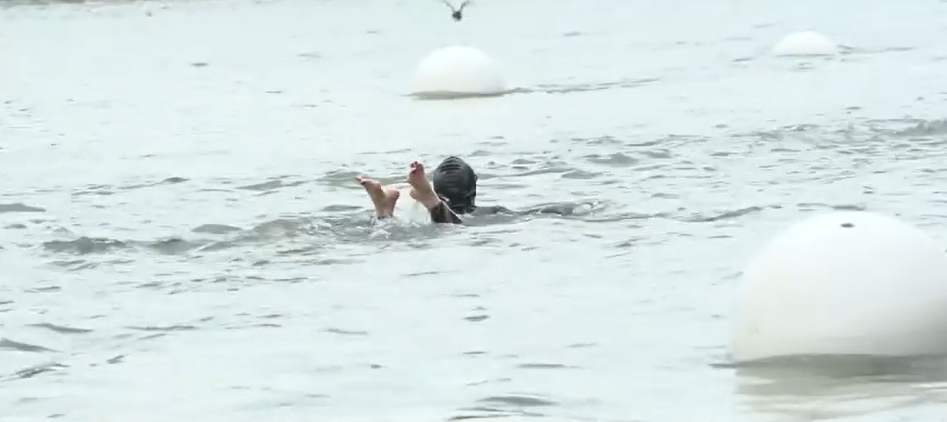 S-a ținut de pariu. Ministra Sporturilor din Franța înoată în Sena înaintea Jocurilor Olimpice