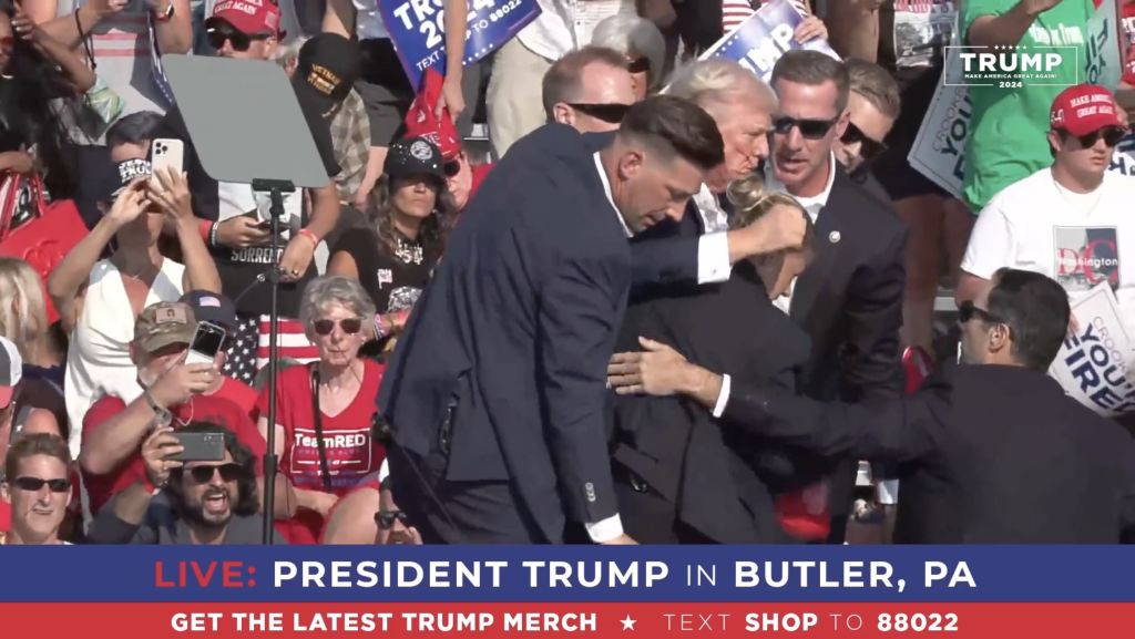 Ce le-a cerut Donald Trump, aflat în șoc, agenților din Secret Service imediat după ce a fost împușcat: „Lăsați-mă să-i iau!”