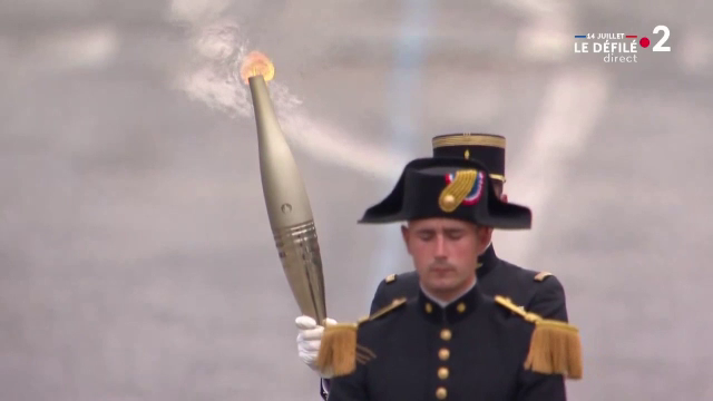 Ștafeta flăcării olimpice, inclusă în parada de Ziua Națională a Franței. Imagini spectaculoase la Paris