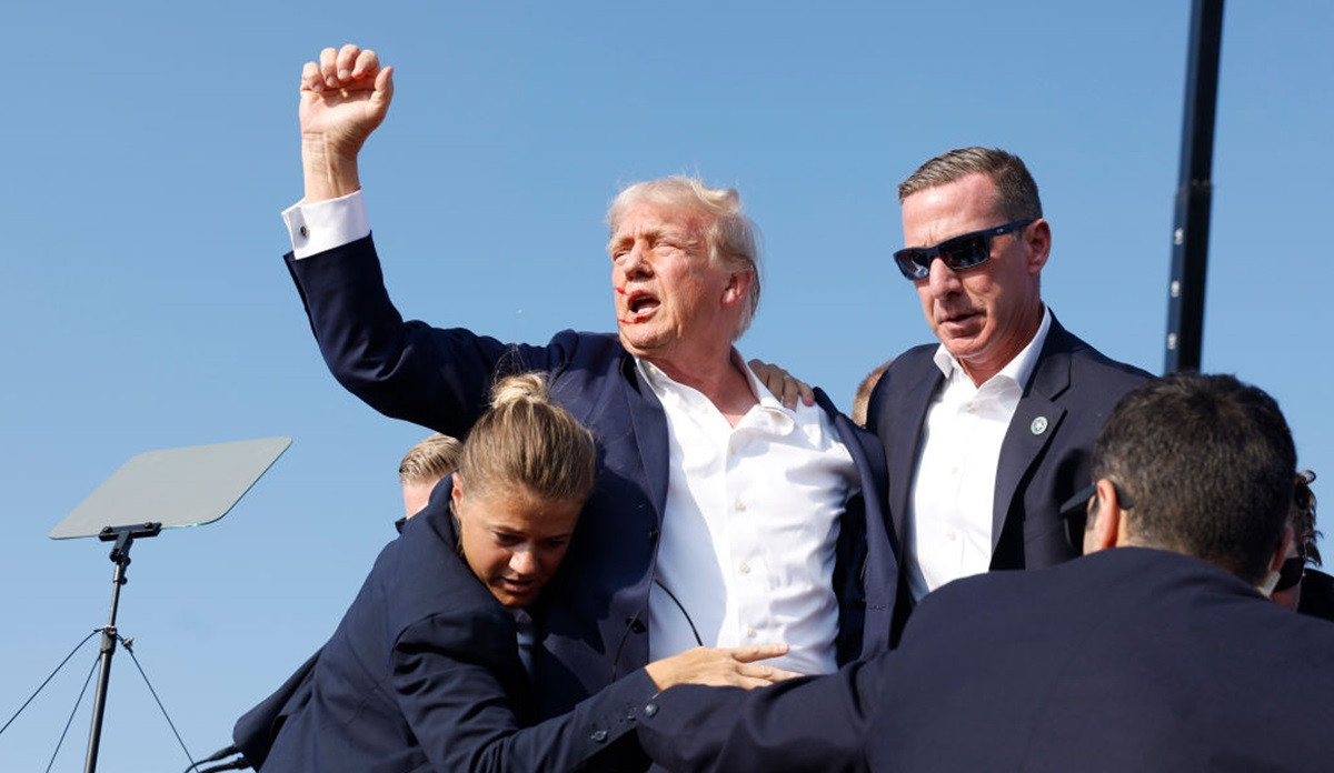 Surse Associated Press: Un polițist local s-a întâlnit cu atacatorul chiar înainte ca acesta să tragă în Donald Trump