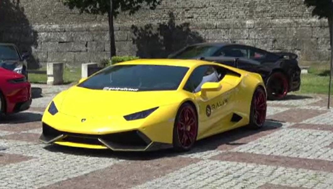 „Marea unire” a sutelor de cai putere a avut loc la Alba Iulia. Mașinile tunate și retro au făcut senzație în Cetate