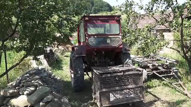Accident groaznic în Mureș. Ce a pățit un tânăr de 17 ani care a încercat să repare singur tractorul familiei
