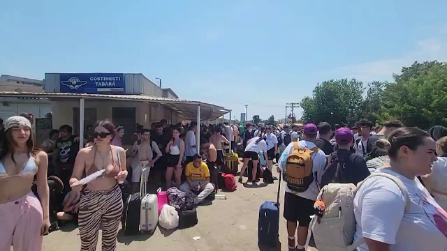 Mii de tineri care plecau de la ”Beach, Please!” au așteptat trenul în plin soare la Costinești. Gara nu are nicio copertină