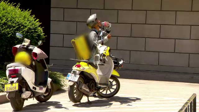 Solicitările către firmele de livrări au explodat, din cauza caniculei. „Nu pot să ies afară. Prefer să fac comandă”