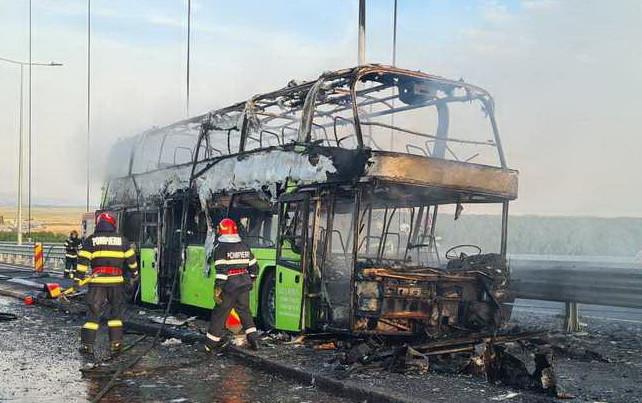 Accident grav cu un autocar în care se aflau zeci de ucraineni. Autovehiculul a luat foc pe un pod în Brăila