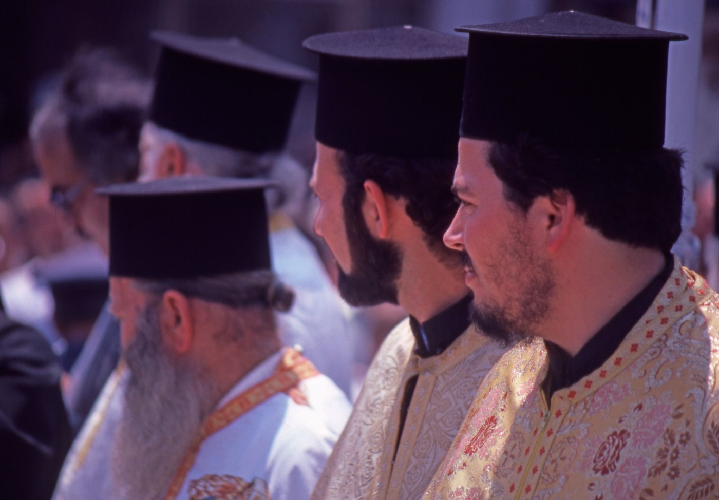 Preot acuzat de viol, într-o localitate din Galați. Ar fi abuzat o adolescentă chiar în casa parohială