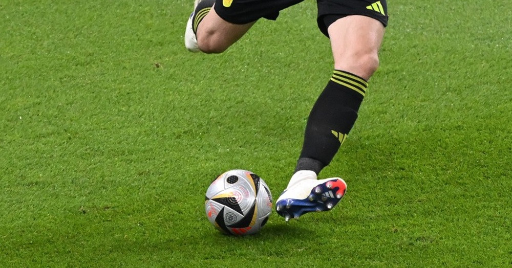 Un fotbalist român a fost dat afară de la echipă, după ce a spus că îi place să calce pisici cu maşina. Poliția a intervenit