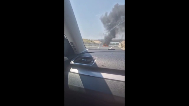 România arde. Oamenii mor de căldură, spitalele rămân fără curent, iar mașinile iau foc pe stradă