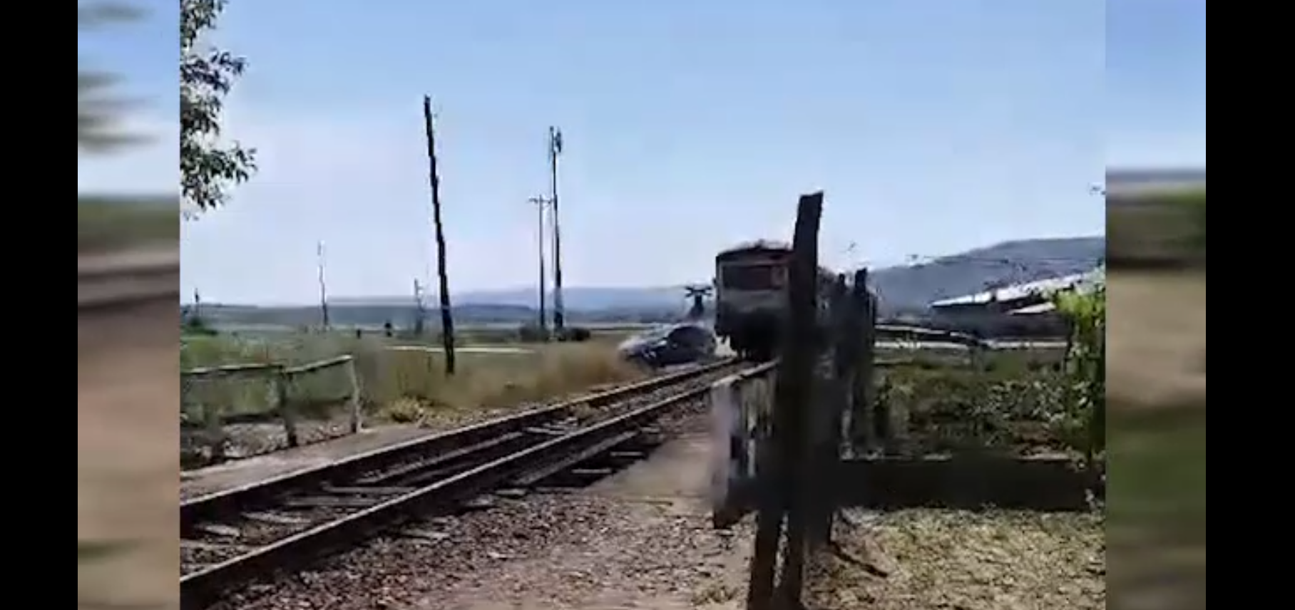 Un șofer care nu s-a asigurat la o trecere de cale ferată a scăpat la limită după ce mașina lui a fost lovită de tren