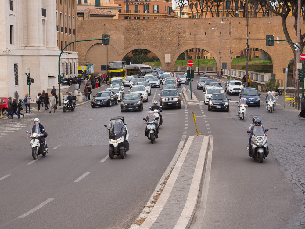 Reguli de circulație în Italia. Ce amenzi riști dacă mergi cu mașina în vacanță și nu respecți indicatoarele