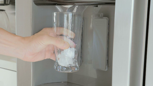 Canicula încinge producția de gheață din România. Cât costă să ți-o faci singur acasă