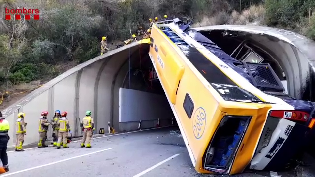 Accident cumplit în Barcelona. Un autobuz plin cu muncitori s-a răsturnat