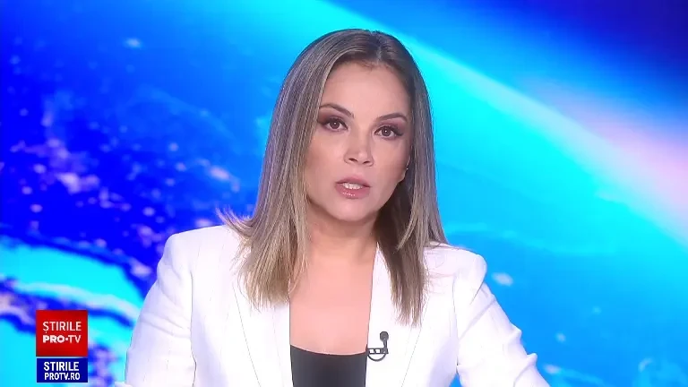 Un șofer care nu s-a asigurat la o trecere de cale ferată a scăpat la limită după ce mașina lui a fost lovită de tren