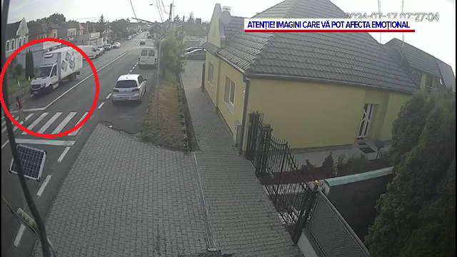 O femeie din Mureș a fost lovită mortal de o mașină pe trecerea de pietoni. Momentul a fost surprins de camere