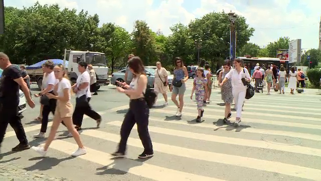 Cum să te îmbraci când este caniculă. Ținute în trend care te feresc de razele soarelui