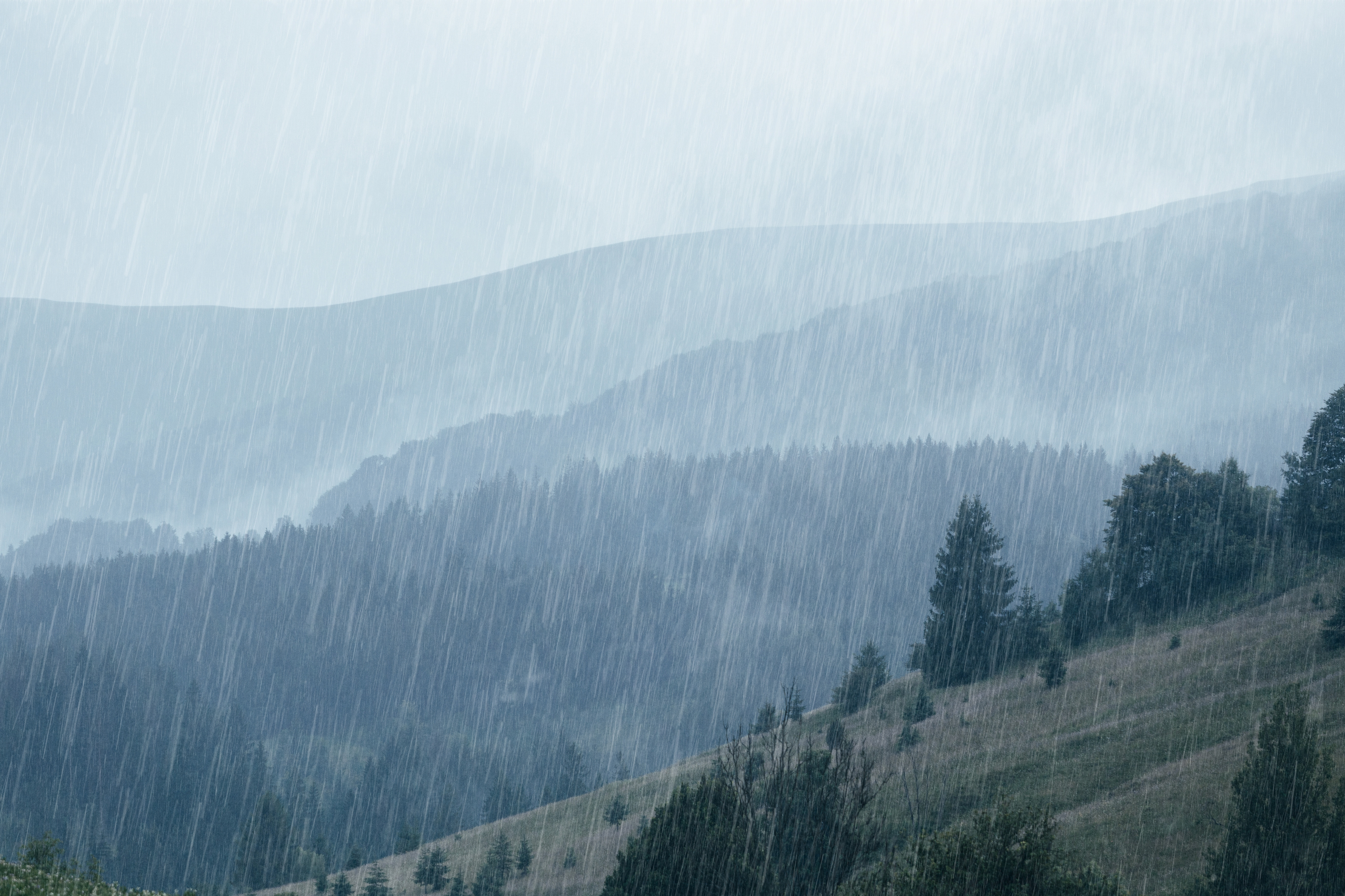 Vreme deosebit de rece și instabilă până marți: când se încheie acest episod nefiresc pentru luna mai