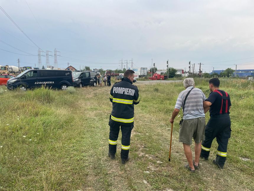 Locomotiva unui tren a luat foc, în apropiere de Oradea. Călătorii au fost evacuaţi