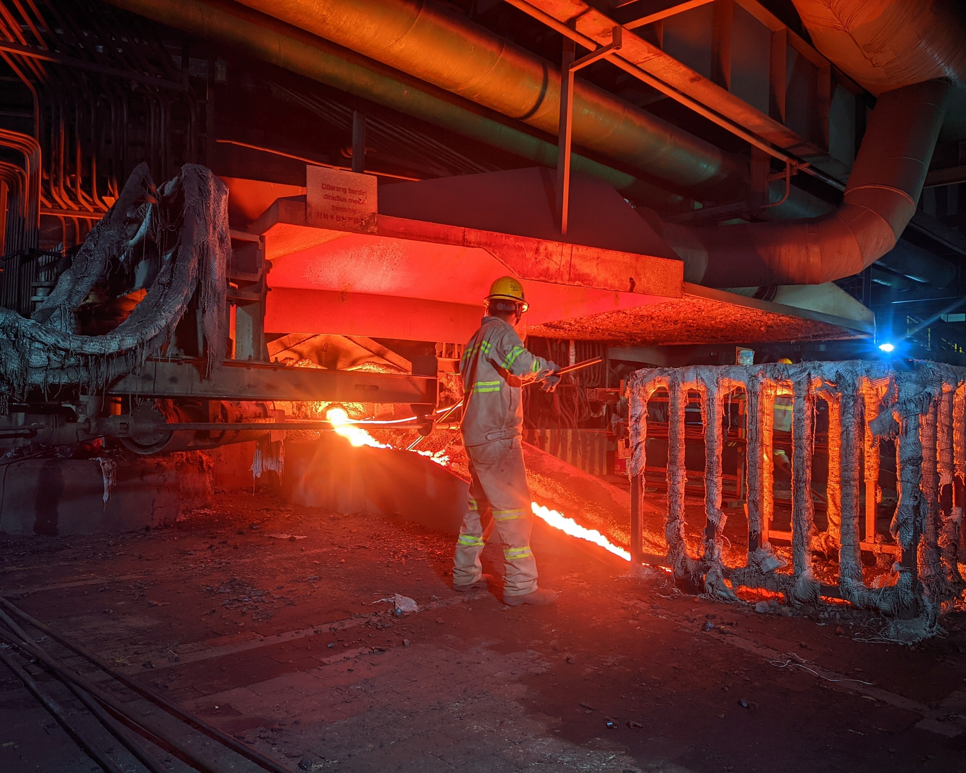 Incendiu într-un centru comercial din China. Cel puţin şase persoane au murit, iar treizeci au fost salvate. VIDEO