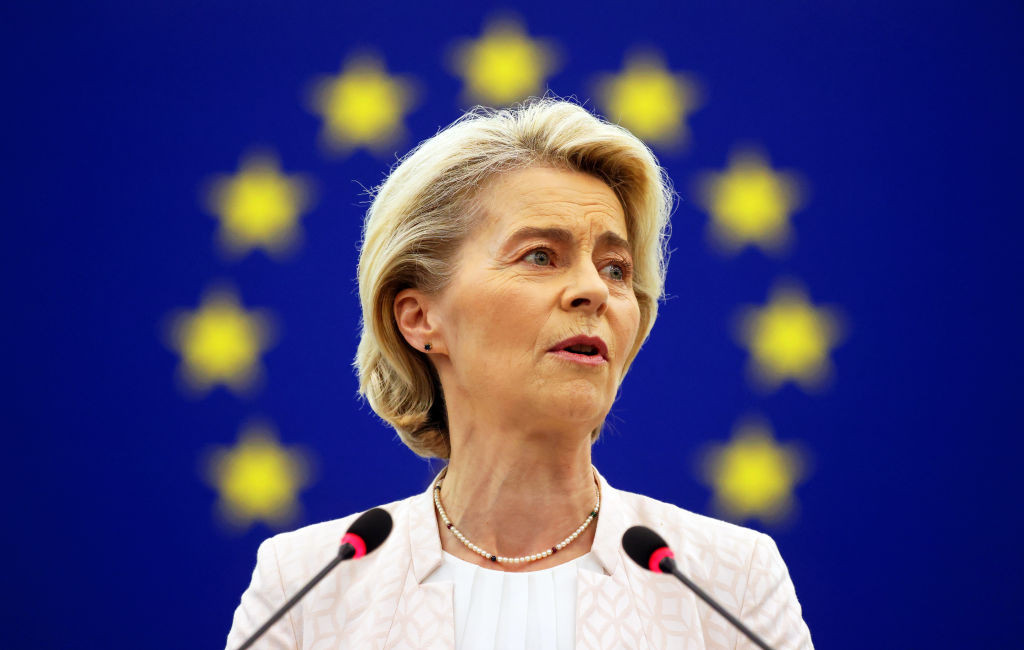 Ursula von der Leyen a acordat asistenţă medicală unui pasager căruia i s-a făcut rău în timpul unui zbor