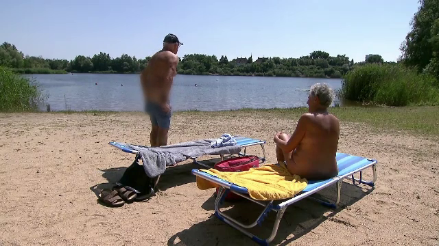 Nudiștii se plâng că tinerii nu preiau tradiția dezbrăcatului. ”Doar vorbesc despre libertate, dar nu știu cum să fie liberi”