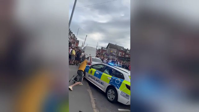 De la ce a pornit revolta românească din Leeds. „Să vină mascații de la București că și p-ăia-i dărâmăm”