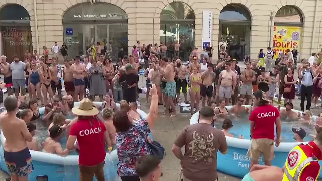 Record inedit pe timp de caniculă. 300 de austrieci au făcut baie împreună în apă cu gheață