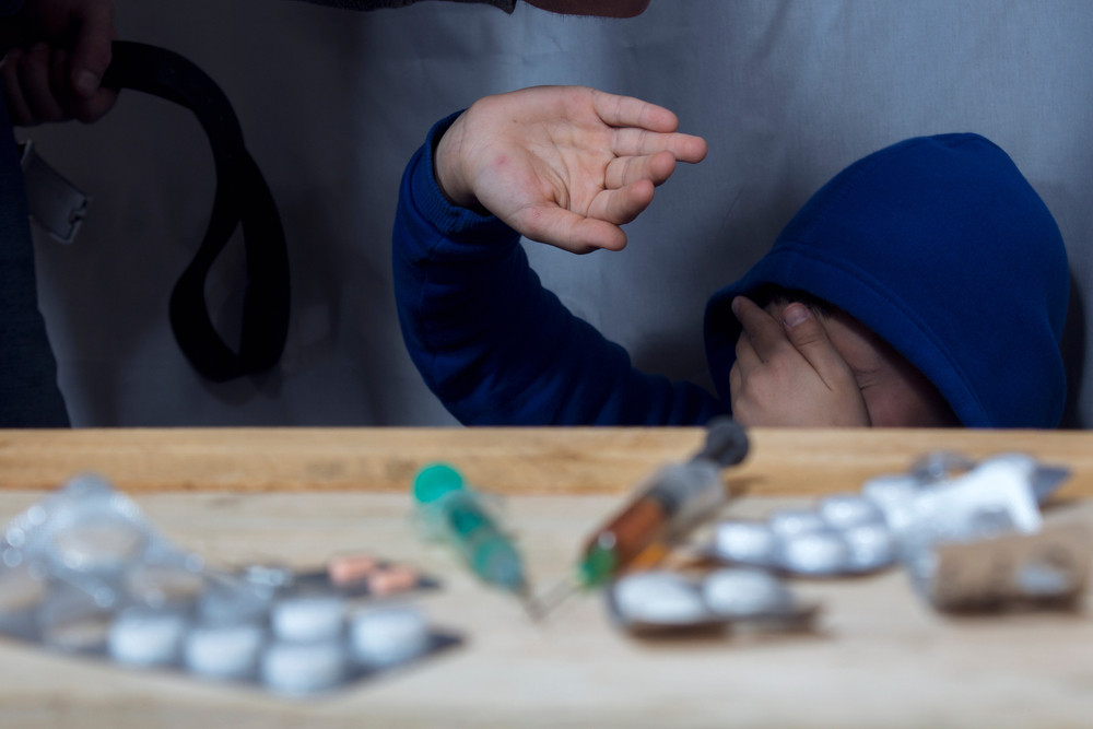 Colț de iad. Cartiere din București în care nu e scară de bloc fără un consumator de droguri. ”Dau la om în cap”