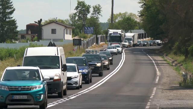 Aglomerație mare pe Valea Prahovei, la început de weekend. Șoferii fac și două ore prin stațiunile montane