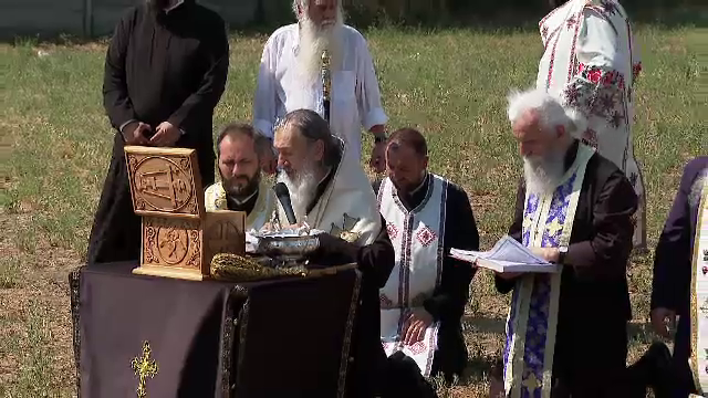 ÎPS Teodosie s-a rugat pentru ploaie la trei km de un sistem de irigație: Din cauza păcatelor noastre a venit această urgie