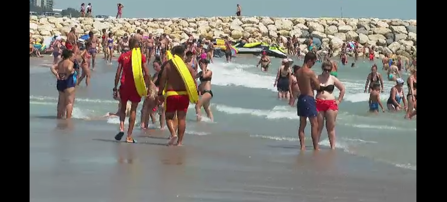 Steag roșu arborat în sudul litoralului, însă turiștilor nu le pasă și intră în apă: ”Da, dar nu m-am dus foarte departe”