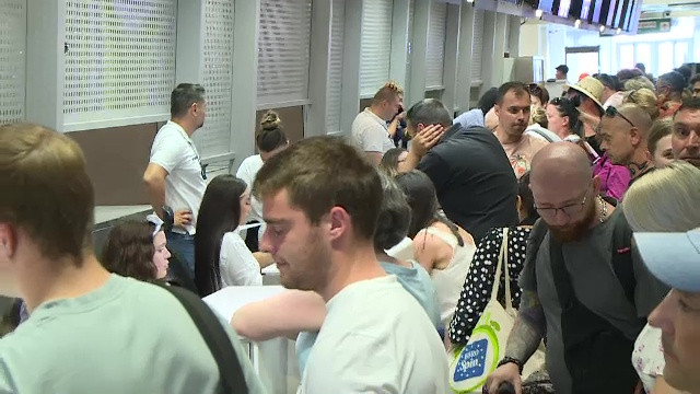 Haos în aeroporturile din România, din cauza avariei informatice. „A trebuit să facă boarding pass-ul manual”