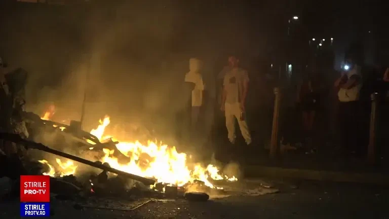 Revoltă violentă în Leeds după ce autoritățile au luat copiii unor români. Polițiștii au fost alungați cu pietre