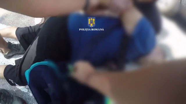 Un bărbat din Dâmbovița ar fi încercat să vândă un pistol şi opt cartuşe. A fost prins în flagrant de polițiști