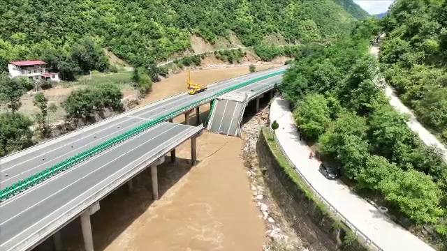 Un pod s-a prăbușit în China din cauza ploilor. 12 persoane au murit, alte 30 sunt date dispărute